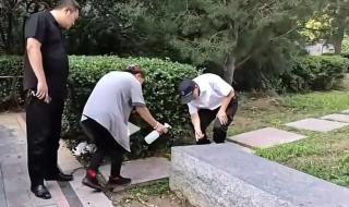 一男子在闹市区放生蟑螂